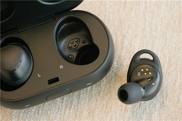 三星 Gear IconX2018二代和一代的差别