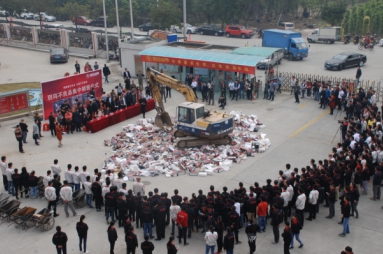 玥玛现场销毁200多万问题智能锁引起热议
