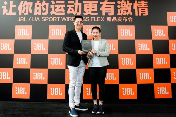 奥运跳水冠军何姿代言出席JBL FLEX无线耳机发布会