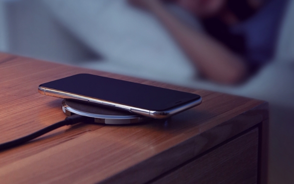 绿联无线充电器图片